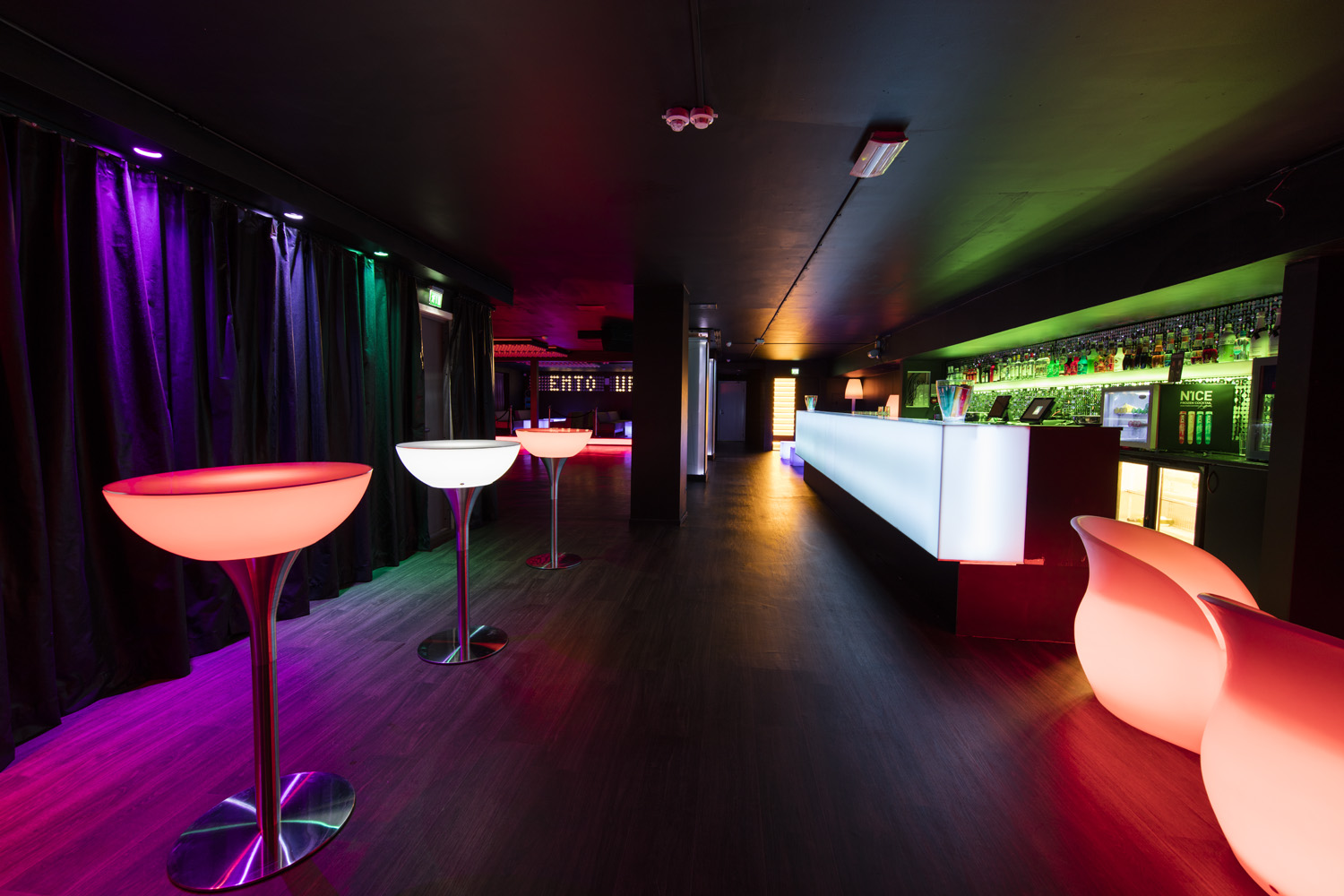 Uppdatering av Nattklubb med bar i translucent komposit och exklusiva textilier.